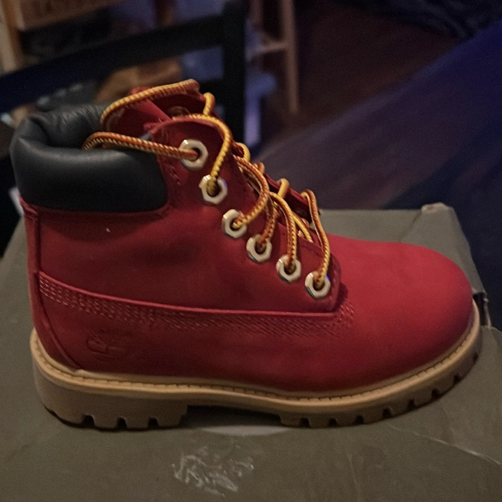 Brand new never worn Toddler Timberland boots. Unisex in the original box
Nice